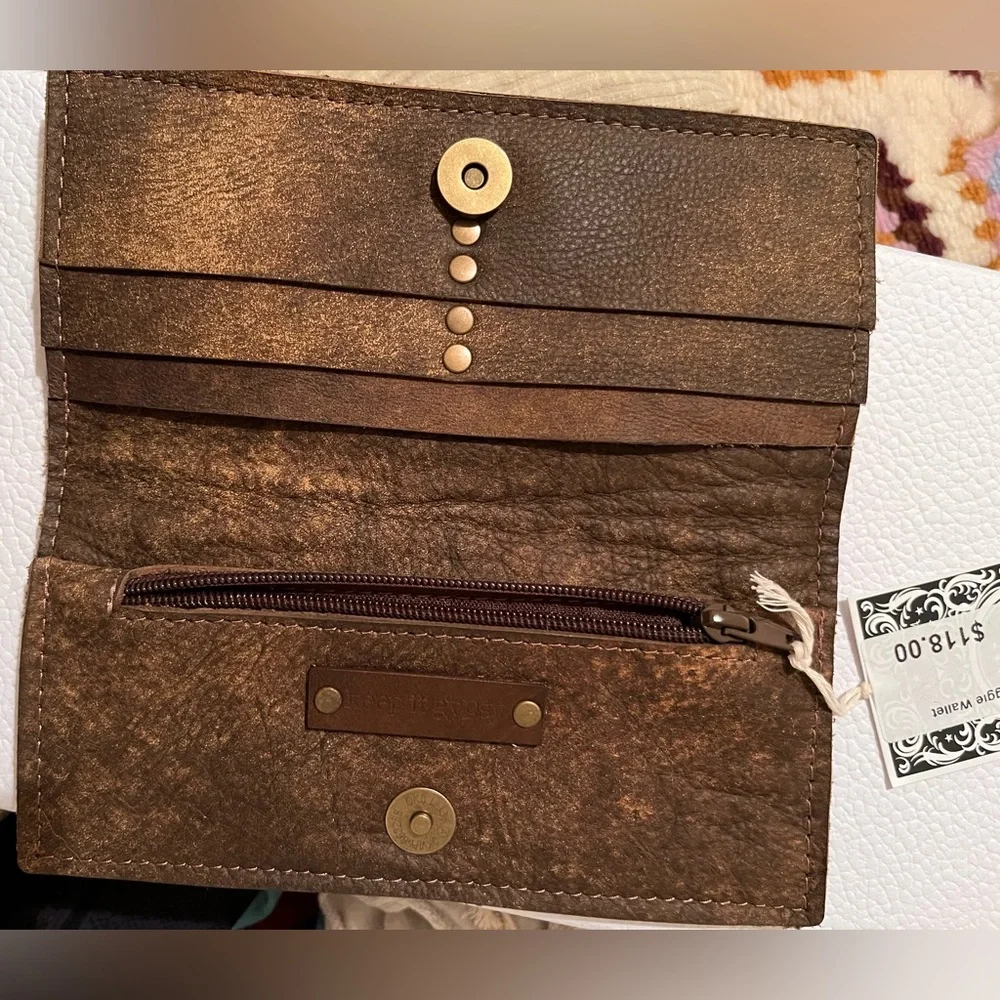 Chic Leopard Print Wallet with Brown Details - Picture 5 of 7